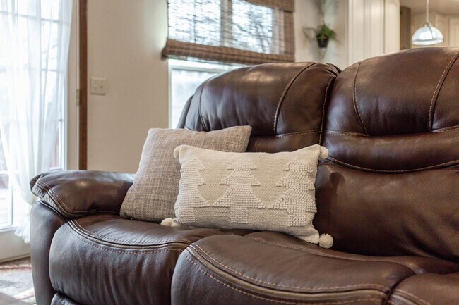 Building Photo - Furnished Home in Jenks School District.