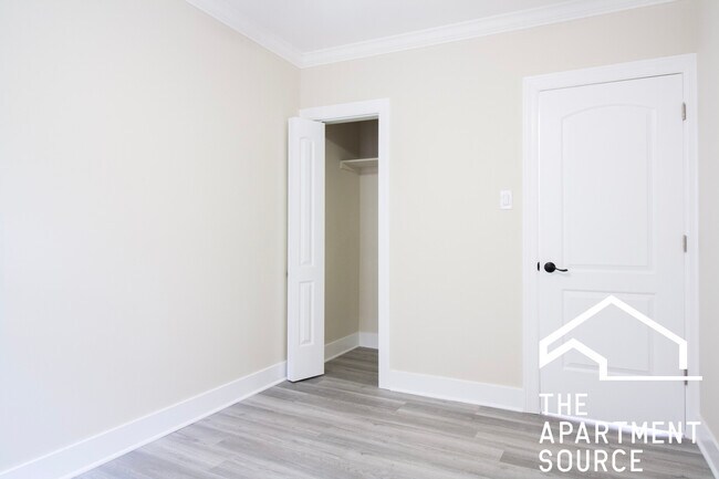 Building Photo - 3841 N Greenview Ave