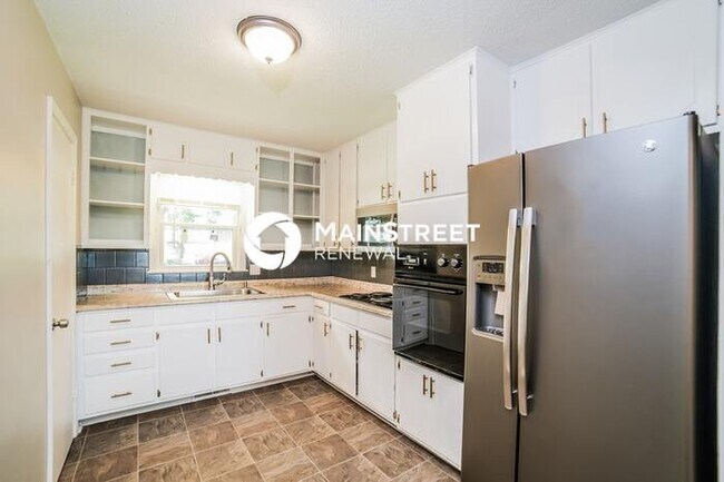 Building Photo - 3 Bedroom Pet-Friendly Home in BLUE SPRINGS, MO with Main Street Renewal