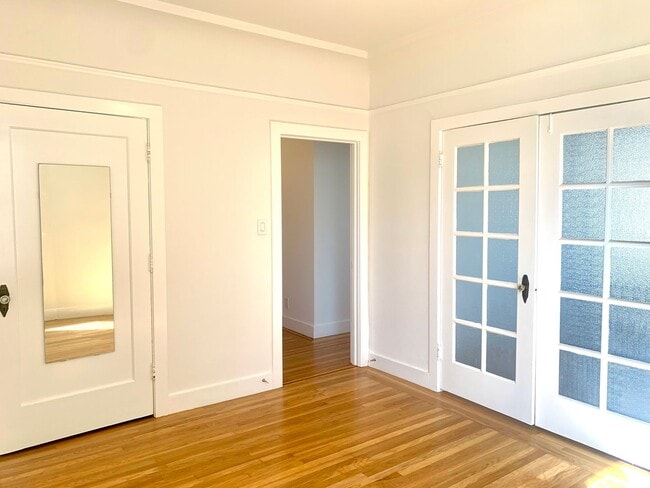 Building Photo - Richmond Dist. Bright 1 Bed/! Bath Flat w/ Hardwood Floors and Walk In Closets