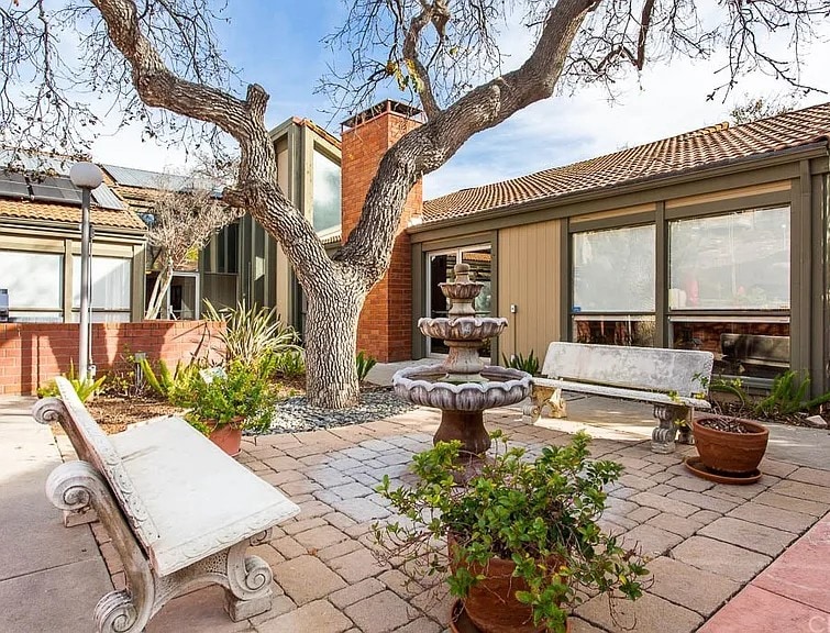 Building Photo - 801 Pinetree Cir