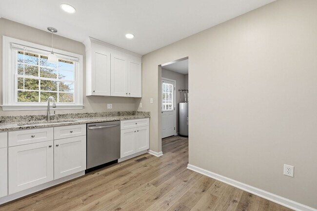 Building Photo - Colonial Heights