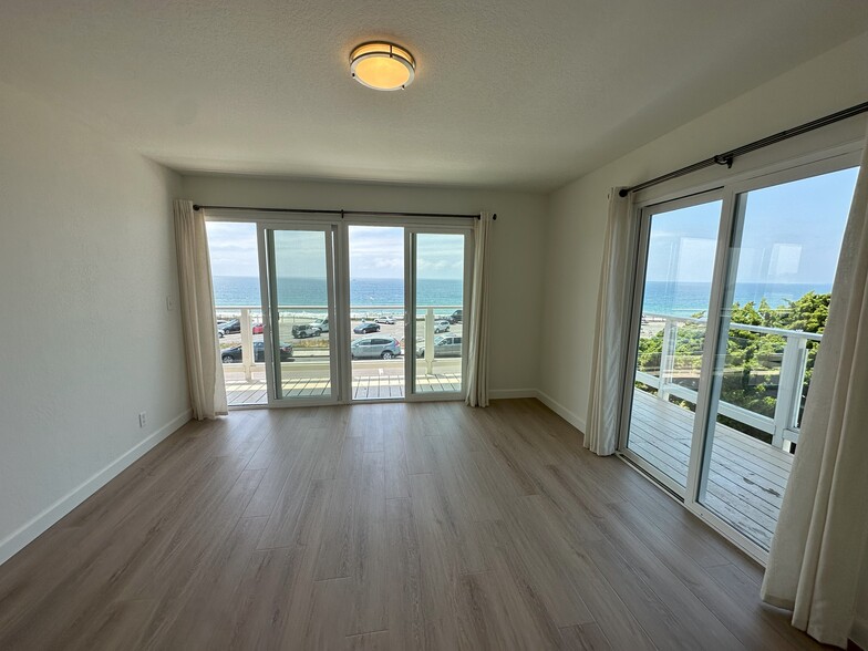 Building Photo - 320 Paseo De La Playa