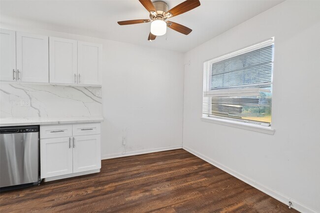 Building Photo - 23567 Pine Forest Dr