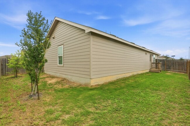 Building Photo - Single-Story 3/2 Rental Near Lackland Air Force Base | No Carpet | Fridge Included |
