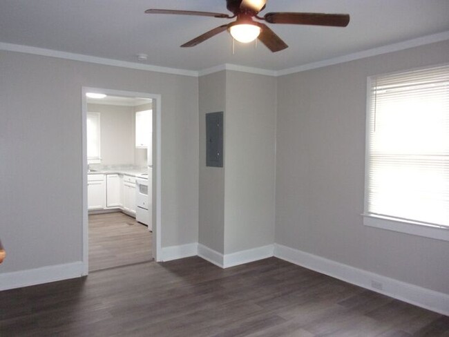 Building Photo - Renovated 2 Bedroom 1 1/2 Bath Townhome - ...