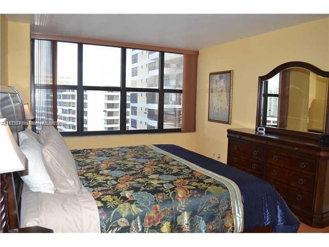 Building Photo - 2500 Parkview Dr