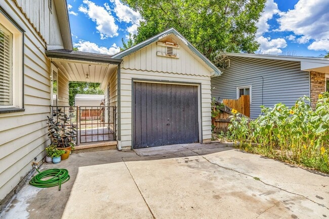 Building Photo - Charming 3 Bedroom Home Centrally Located