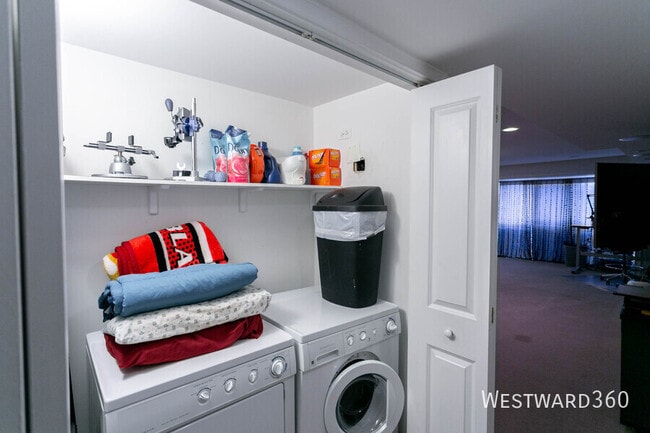 Building Photo - 1359 N Noble St