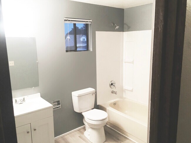 Upstair Master Bath - 417 E Wabash Ave