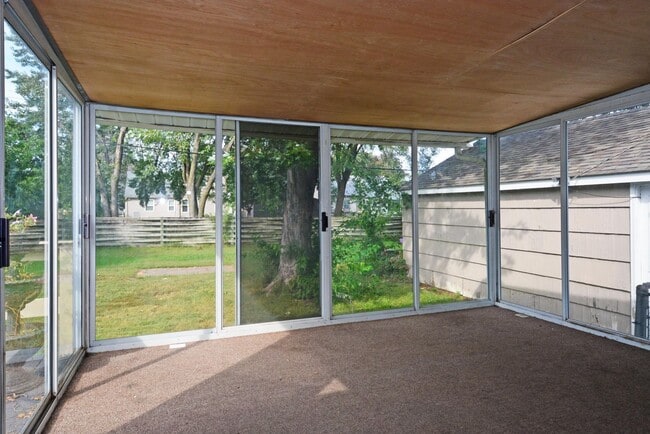 Building Photo - Charming 3-Bed 1.5-Bath Home Available in ...