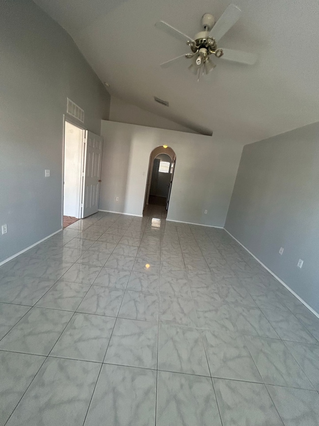 Building Photo - South Lakeland Rental!