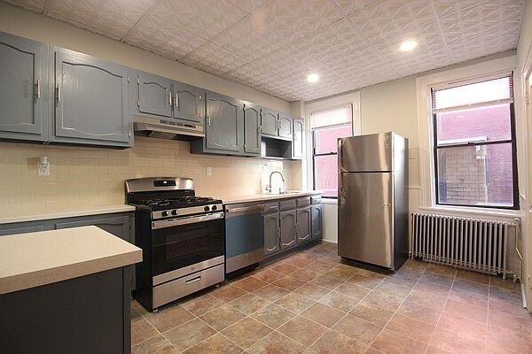 Building Photo - 164 5th St