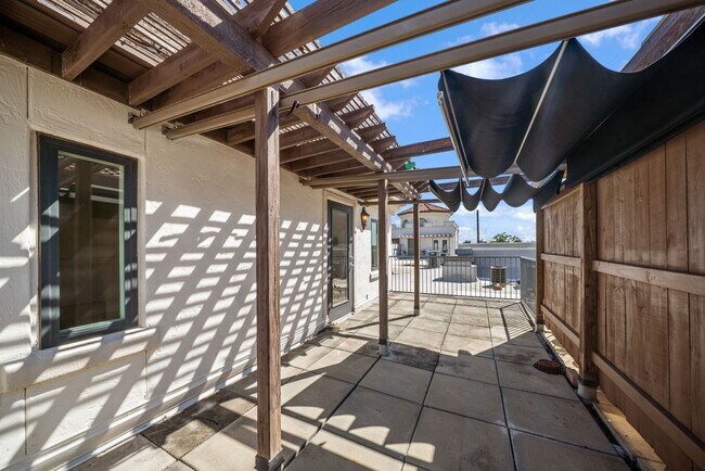 Building Photo - Downtown Luxury Condo with Rooftop Views -...