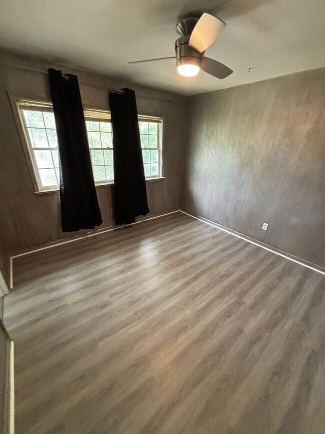 Building Photo - Fully Furnished 1/1 Just Minutes from Casc...