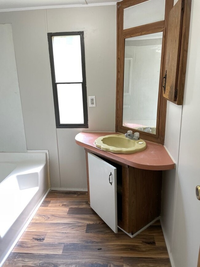 Building Photo - 2 Bed, 1 Bath newly renovated mobile home in park- Pet friendly!