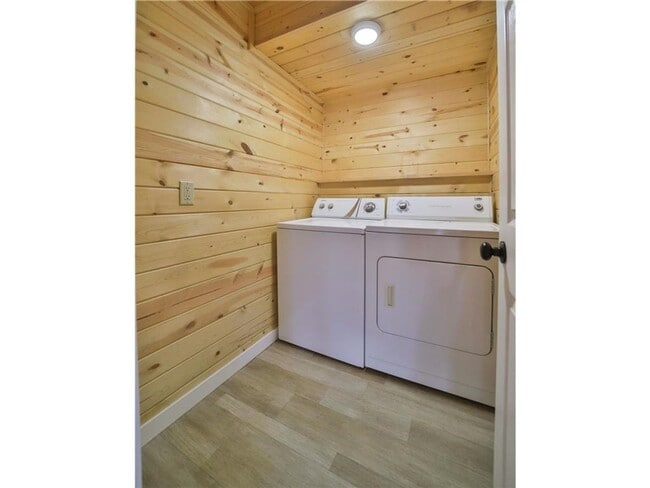Building Photo - 3 Bedroom, 2 Bathroom Single Family House