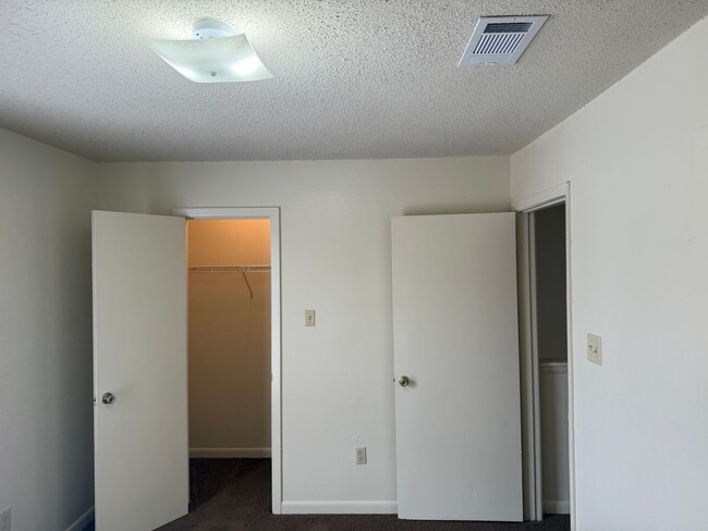 Building Photo - 2BD 2.5BA CONDO WITH WATER INCLUDED