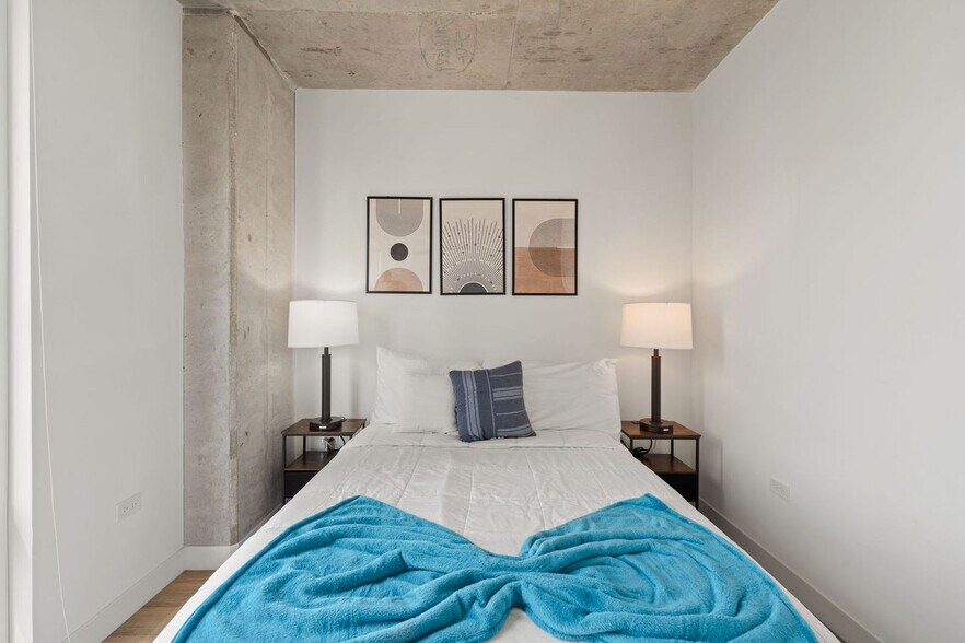 Building Photo - 853 W Blackhawk St