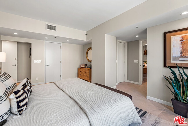 Building Photo - 10550 Wilshire Blvd