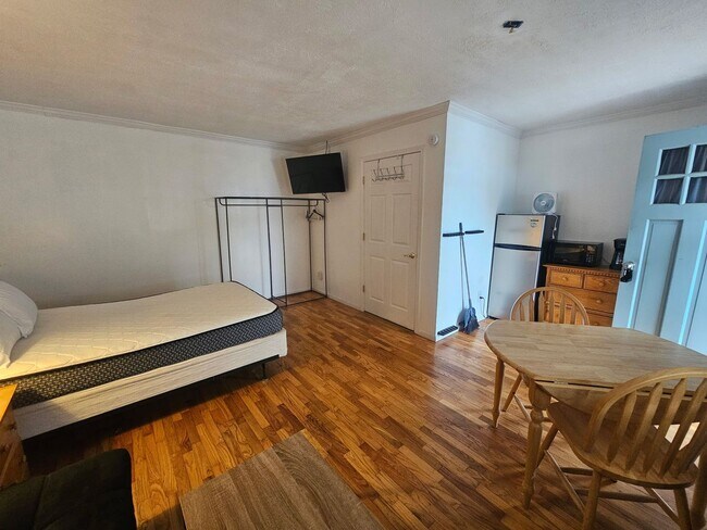 Building Photo - All Inclusive Furnished Studio Apartment