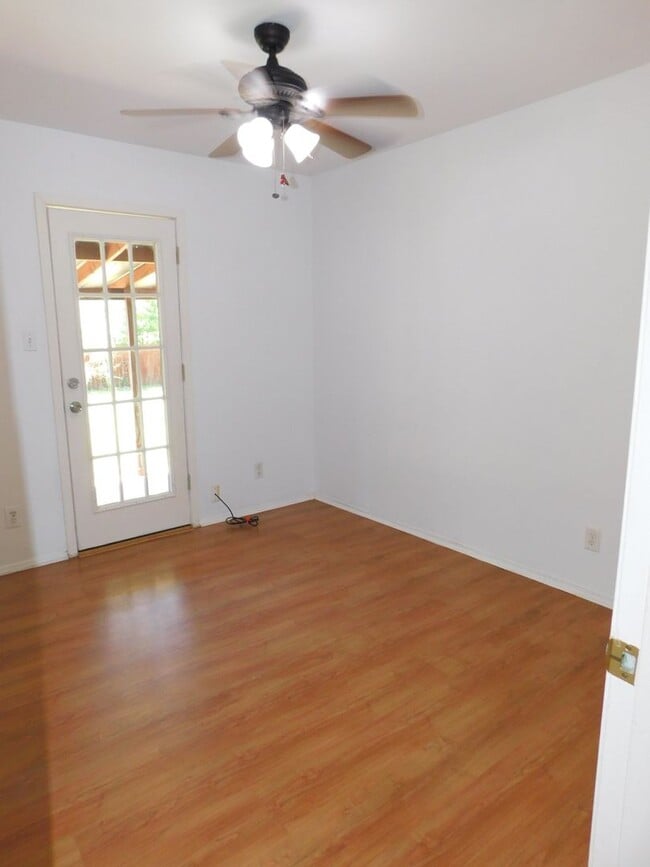 Building Photo - South Austin 2/2 with office