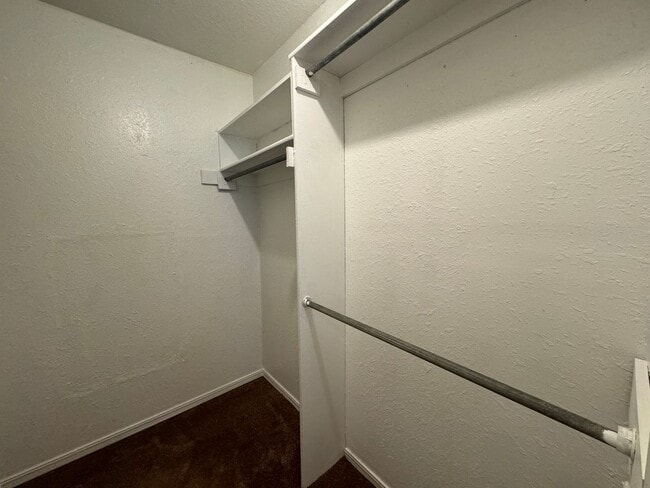 Building Photo - Gorgeous 3 Bedroom 2 bathroom duplex In Br...