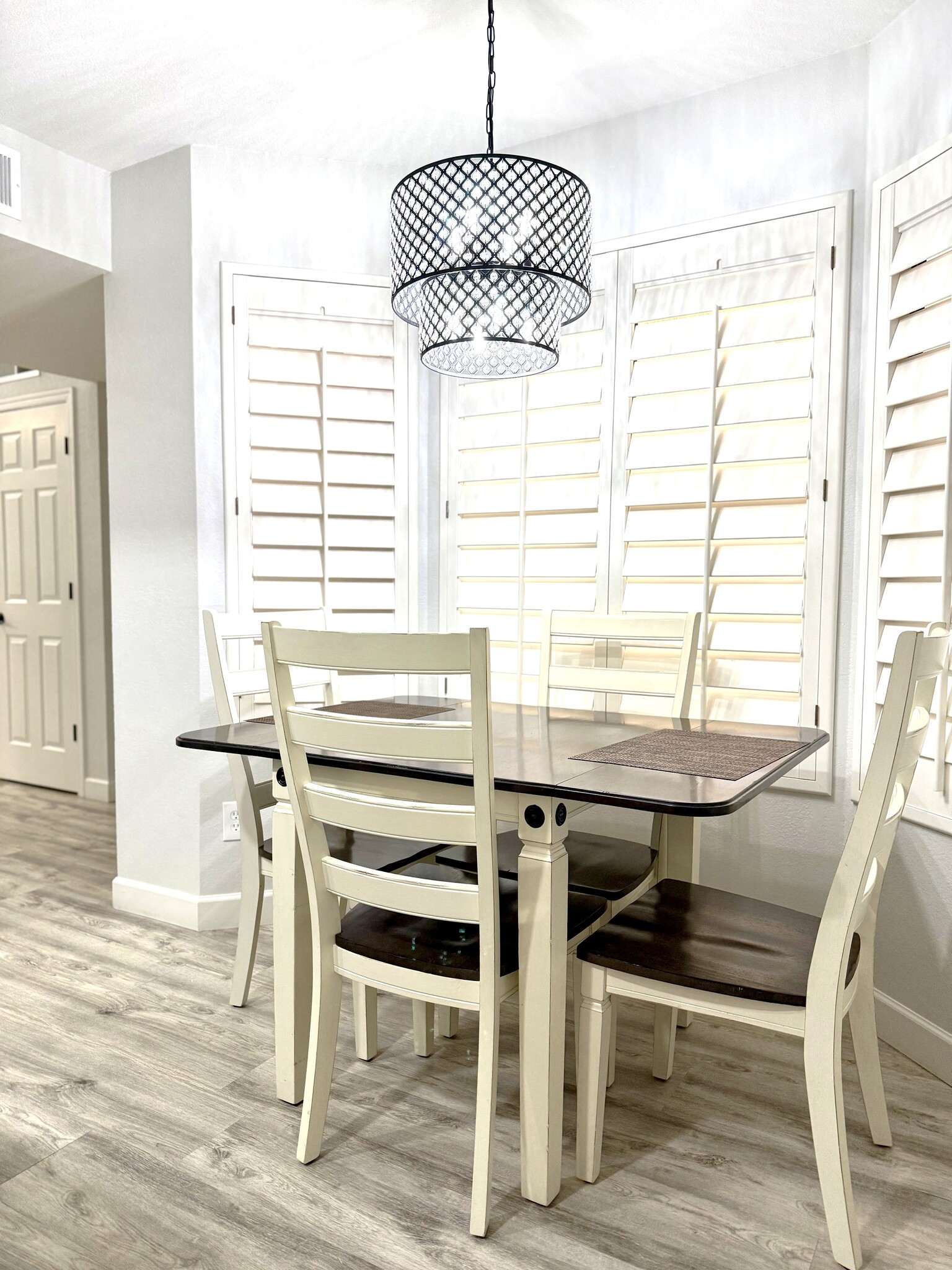 EAT-IN AREA - 9040 E Winchcomb Dr