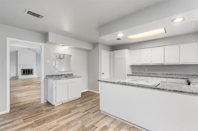 Building Photo - 3710 Fernview Dr