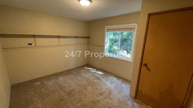 Building Photo - Spacious 4BD I 2BA Home w/ Separate Living...