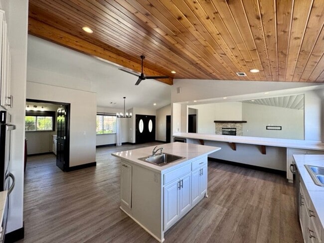 Building Photo - Move in Special! Move in by November 1st a...