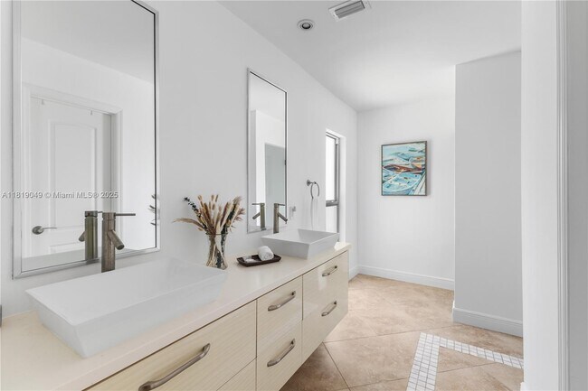 Building Photo - 4902 N Travelers Palm Ln