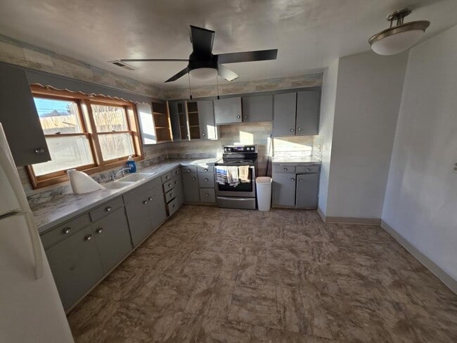 Building Photo - 1620 Hanaford Ave