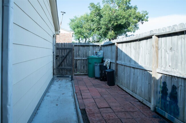 Building Photo - 6411 S Briar Bayou Dr