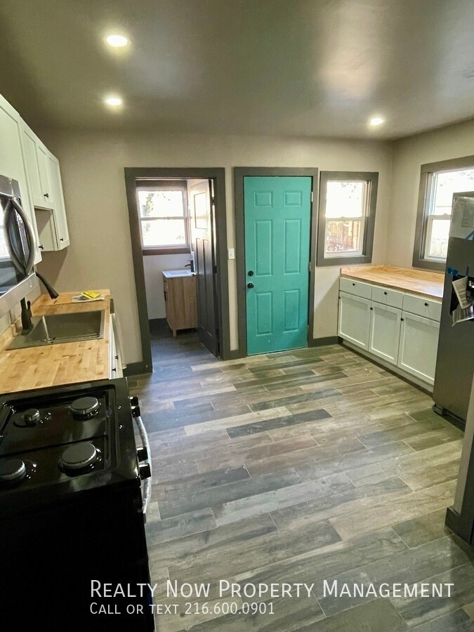 Building Photo - 2043 W 101st St