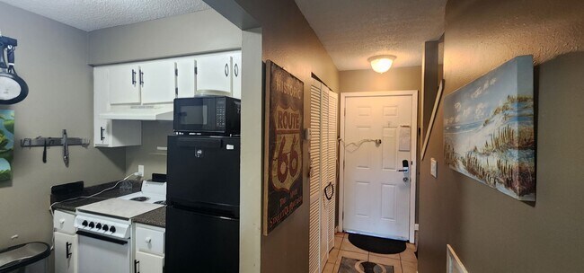 Building Photo - PRICE DROP!  Two Bedroom, Two Bath-Fully F...