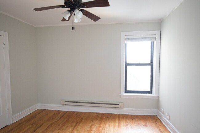 Building Photo - 4742 N Hermitage Ave