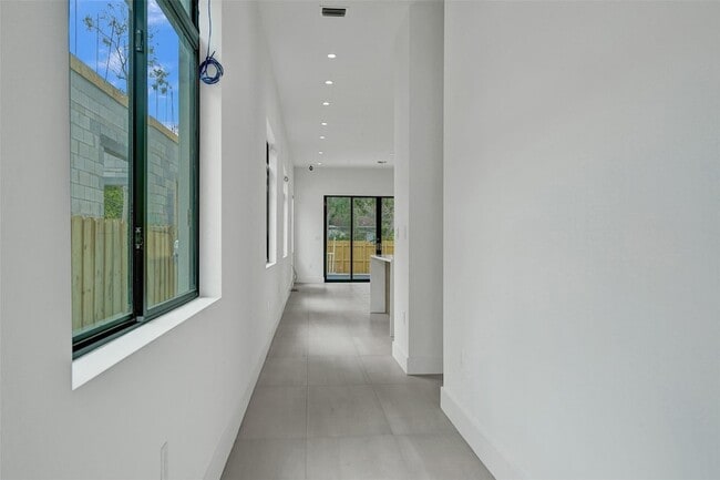 Building Photo - 606 SW 7th Ave