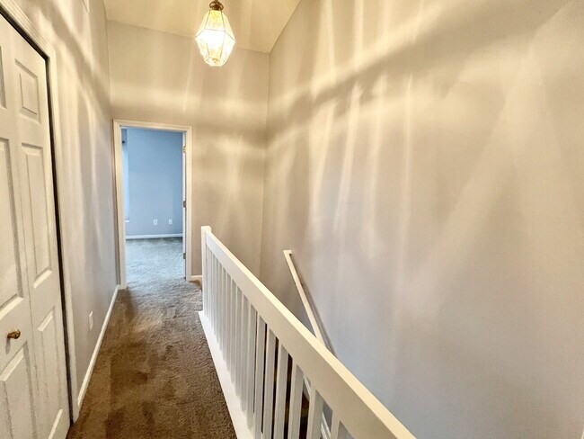 Building Photo - STEELECREEK TOWNHOUSE!