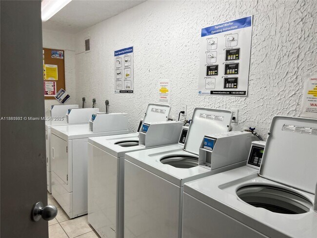 Building Photo - 200 Leslie Dr