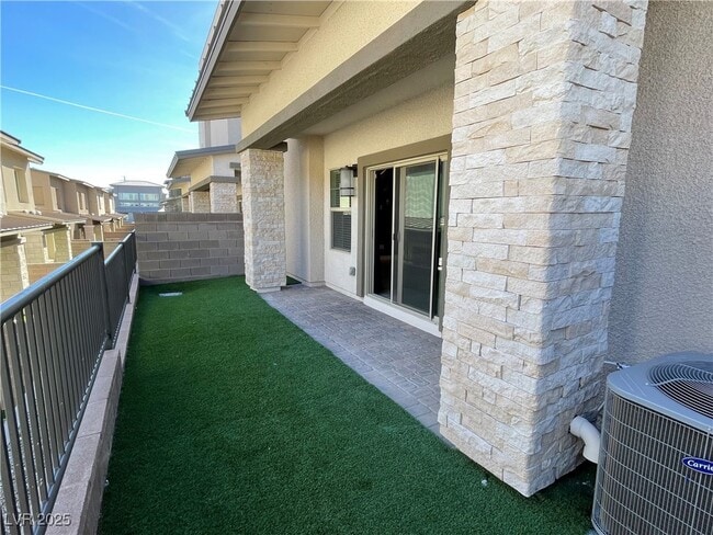 Building Photo - 600 Carriage Hill Dr