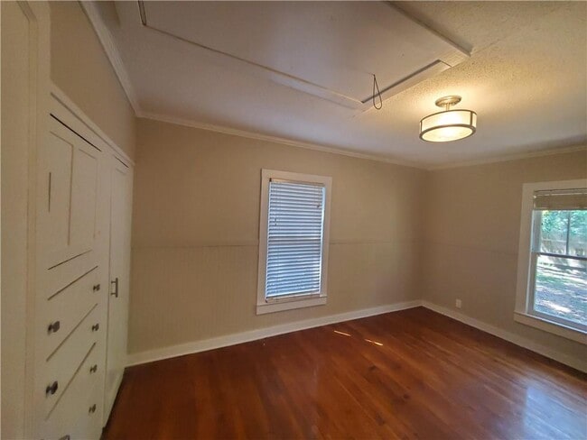Building Photo - 5430 Greenleaf Rd
