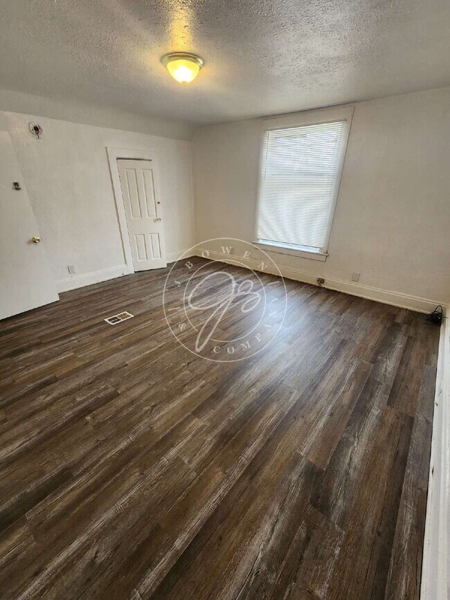 Building Photo - 4 bed 2 bath home with over 1600 Sq Feet!