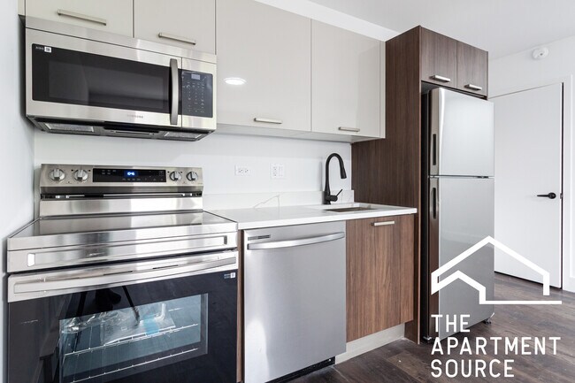 Building Photo - 1553 W Hollywood Ave