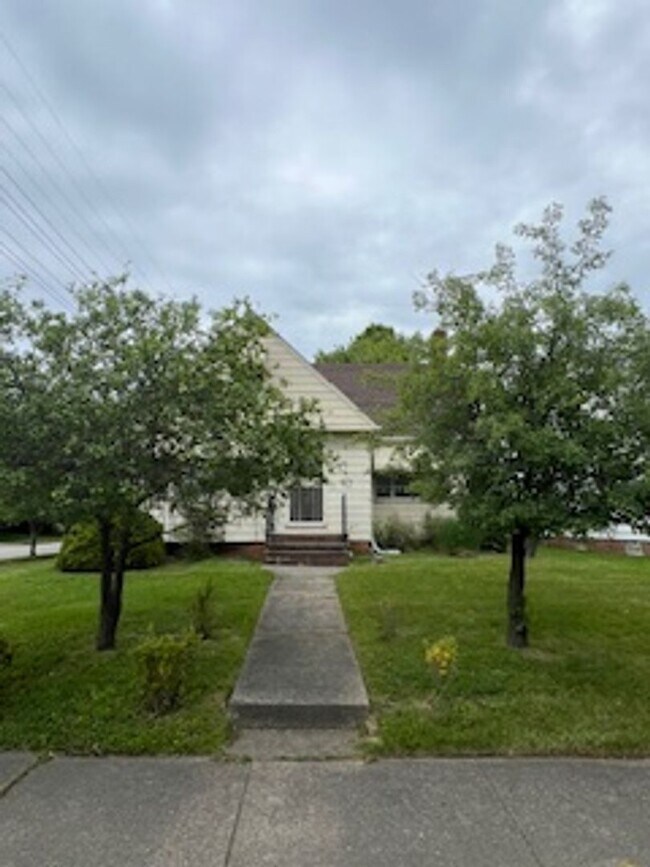 Building Photo - 871 E 232 St