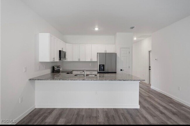 Building Photo - Charming 3BR Duplex in Lehigh Acres