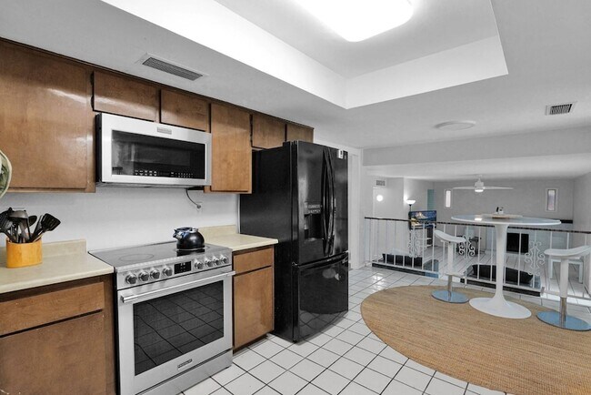 Building Photo - 2420 W Mandalay Ln