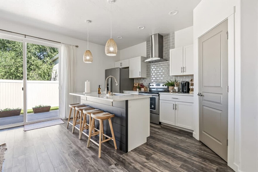 Building Photo - 2092 W Bella Ln