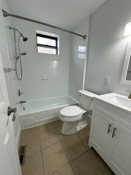 Building Photo - 2333 Catharine St