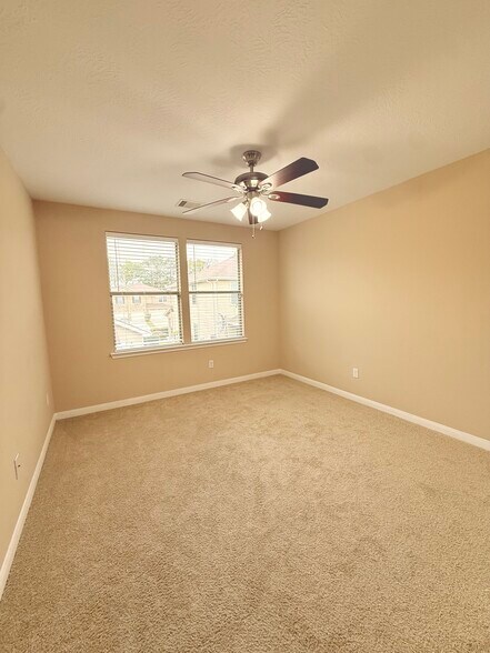 Building Photo - 16005 Summerville Lake Dr